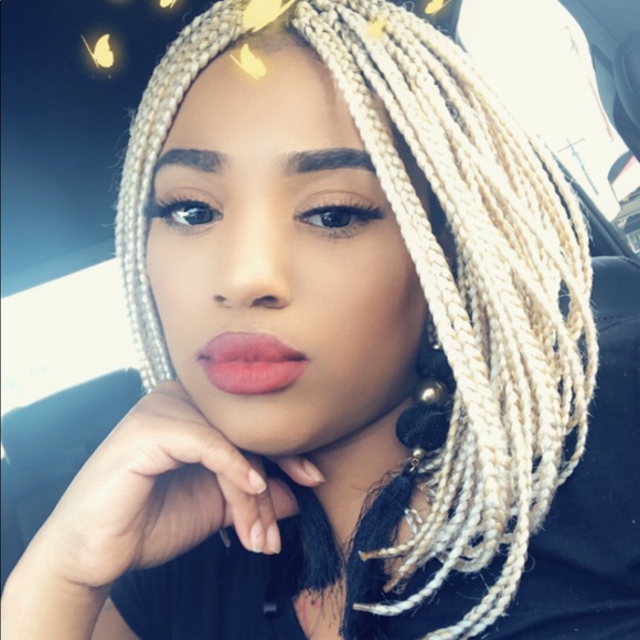 Poshmark profile picture for @weeks